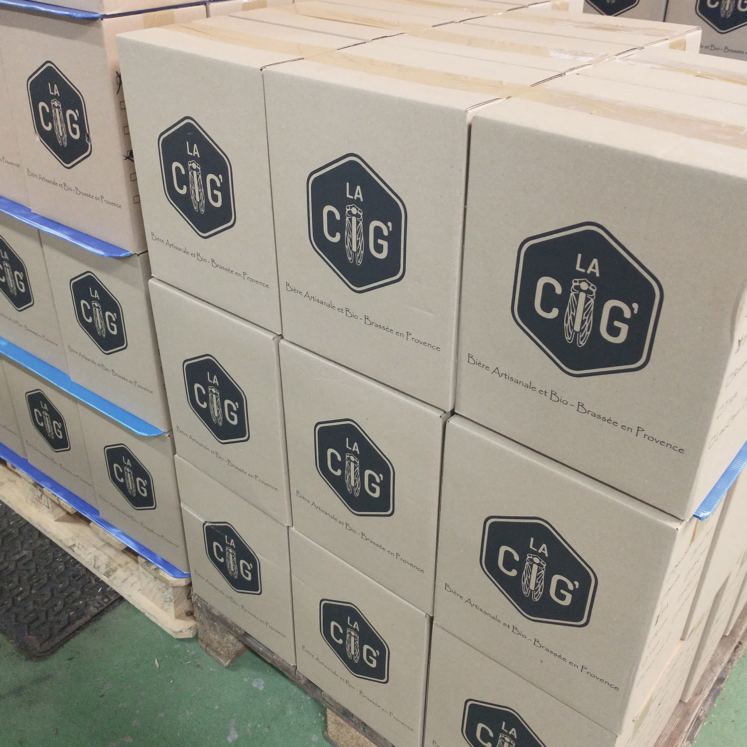 Boites des cartons avec des bières la Cig, sur les boites le logo de la brasserie située à la Seyne-sur-Mer dans le Var, crées par Yunaima Oyola Yo Design