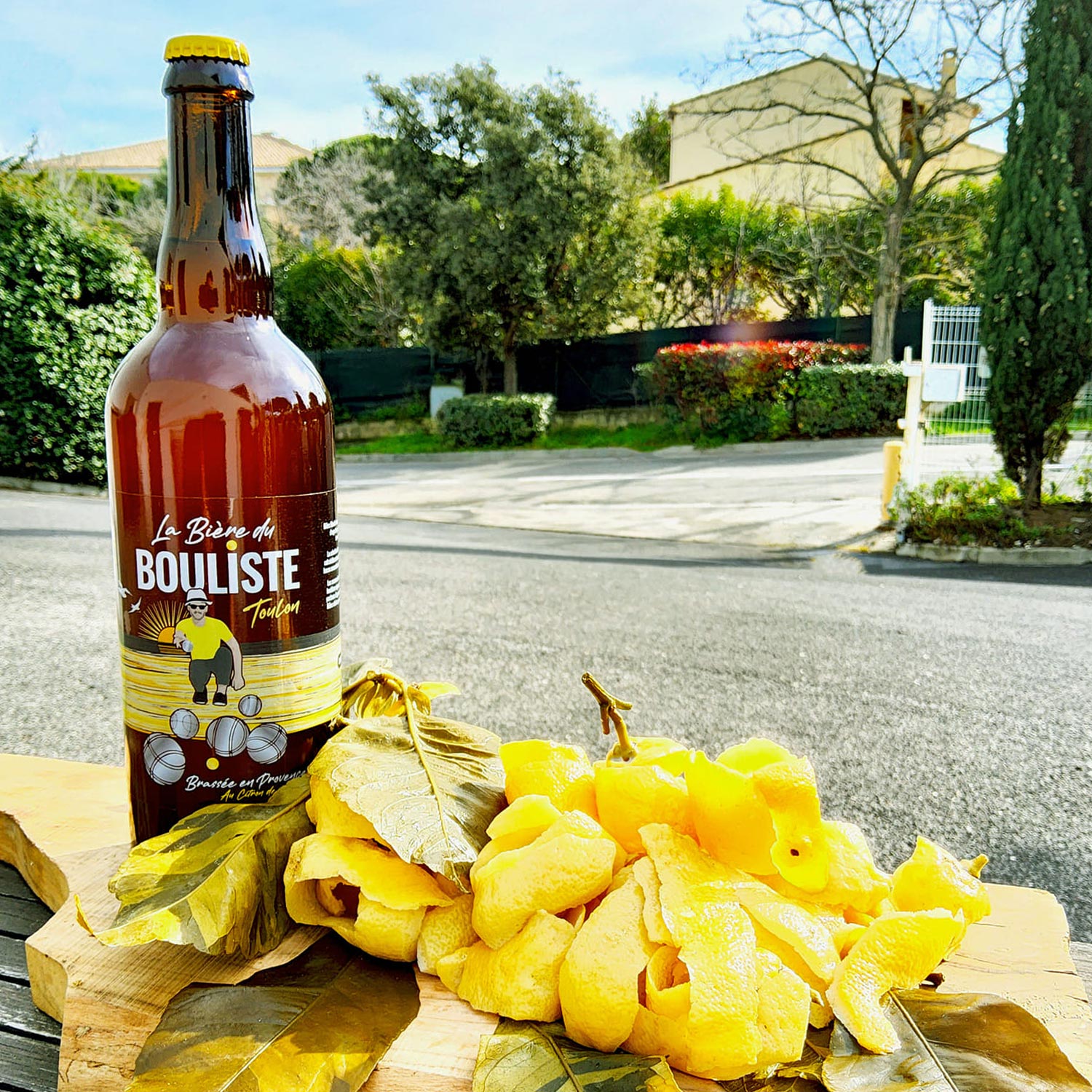 Bière Le Bouliste entourée des citrons de Menton, son étiquette transparente et colorée a été créé par Yunaima Oyola Yo Design