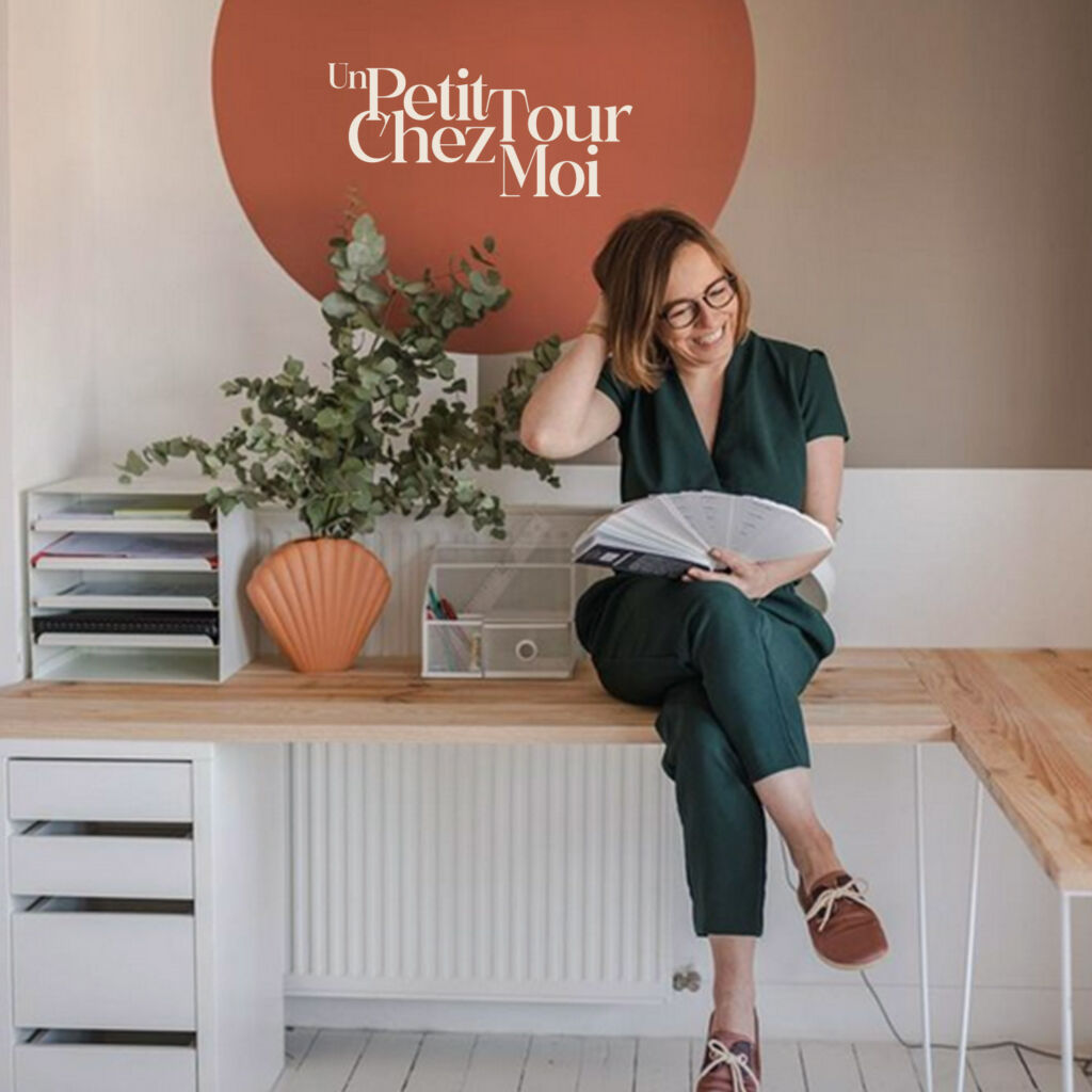 Gisèle décoratrice d’intérieur à Cherbourg, sur une table souriante, son logo a été réalisé par Yo Design, Yunaima Oyola.