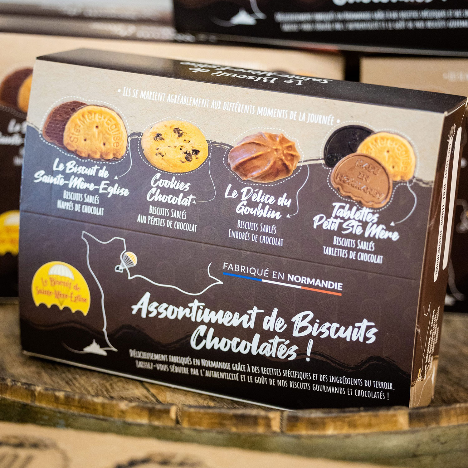 Boite à biscuits, avec un assortiment des produits gourmands élaborés par la biscuiterie artisanale de Sainte-Mère-Église, packagings créés par Yunaima Oyola Yo design.