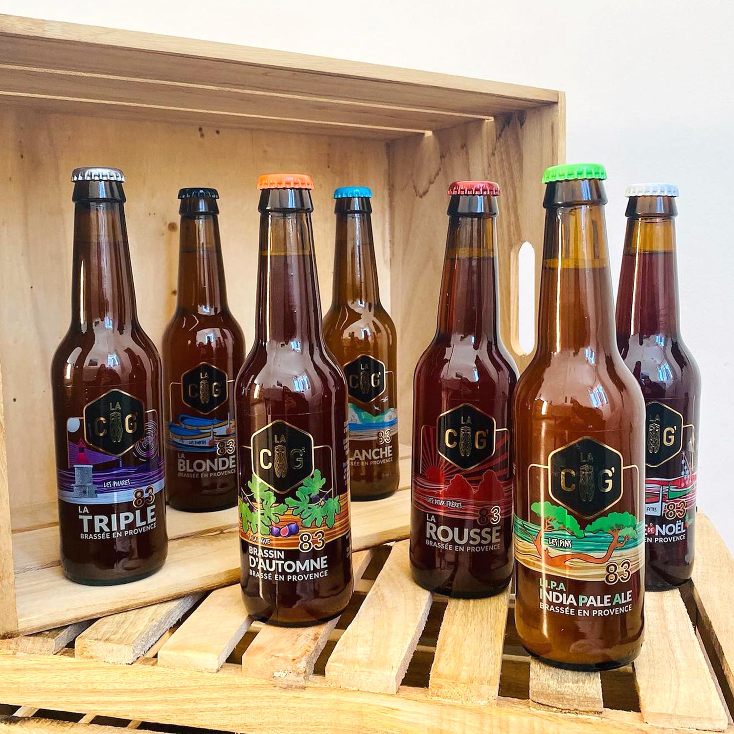 Ensemble des bouteilles de bières de la brasserie La Cig, située à la Seyne-sur-Mer dans le Var, etiquettes transparentes et colorées crées par Yunaima Oyola