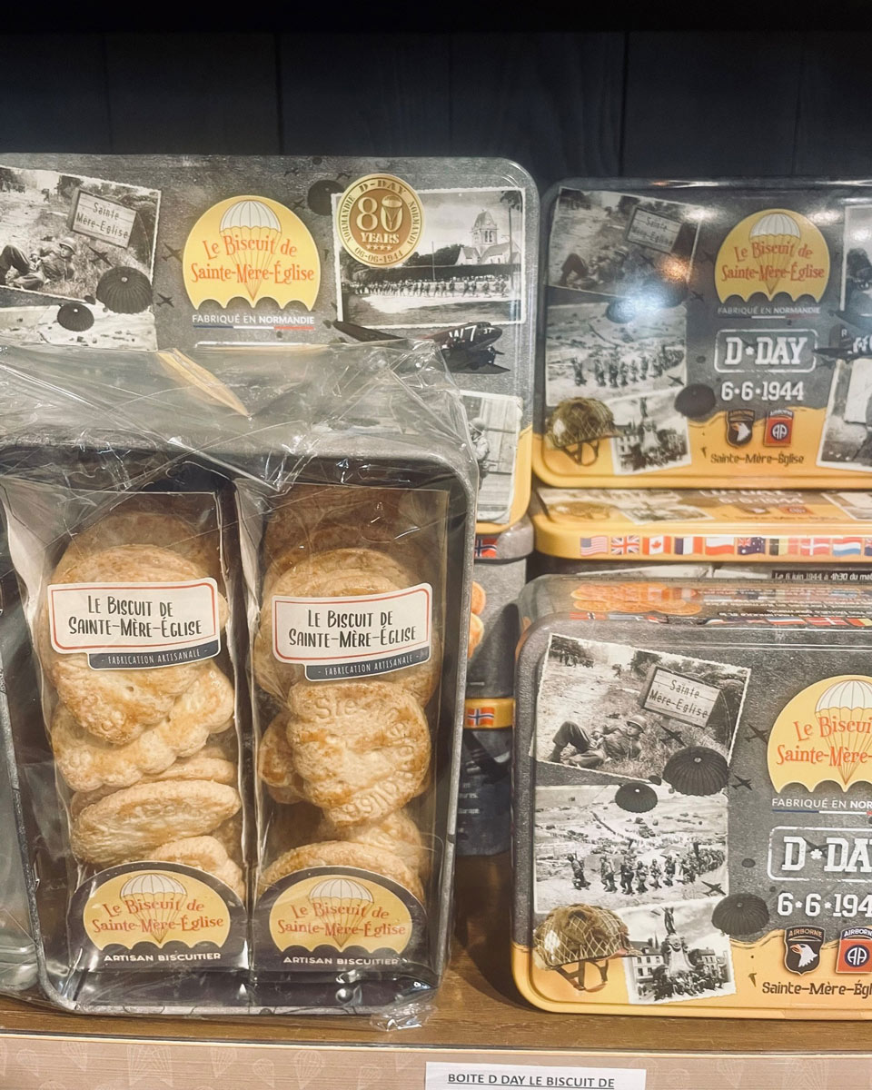 Boite à biscuits métallique conçue pour le 80eme anniversaire du débarquement dday wwii, avec un assortiment des produits gourmands élaborés par la biscuiterie artisanale de Sainte-Mère-Église, packagings créés par Yunaima Oyola, Yo design à Cherbourg-en-Cotentin.