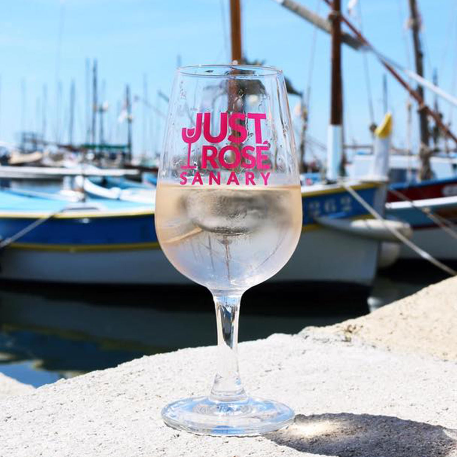 Verre de vin rosé du Festival International Just'Rosé avec des créations graphiques et logos réalisés par yo design, Yunaima Oyola.