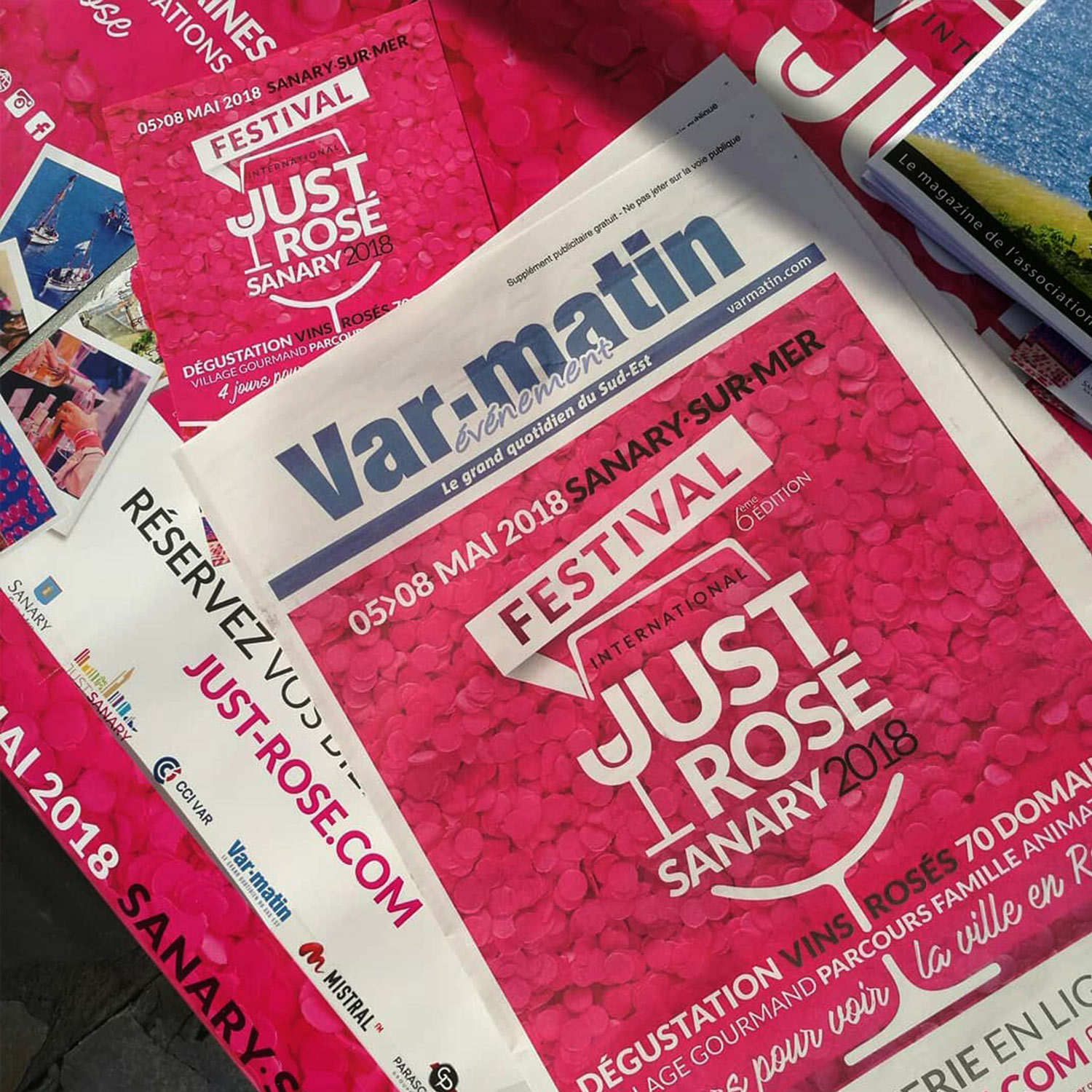 Parution presse du journal Var Matin, guide du festivalier, brochures, affiches et flyers pour le Festival International Just'Rosé, avec des créations graphiques et logos réalisés par yo design, Yunaima Oyola.