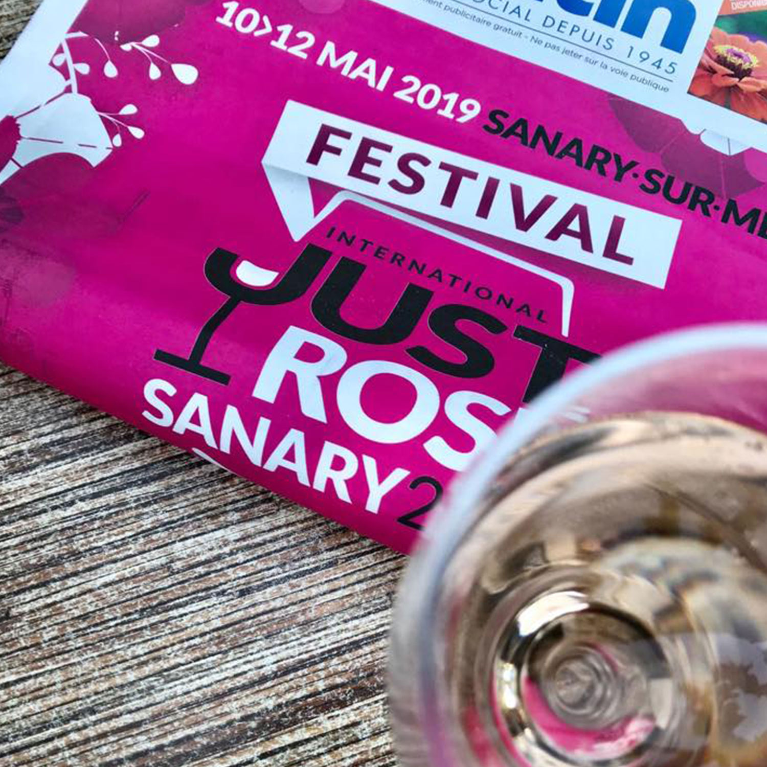 Parution presse du journal Var Matin pour le Festival International Just'Rosé, avec des créations graphiques et logos réalisés par yo design, Yunaima Oyola.