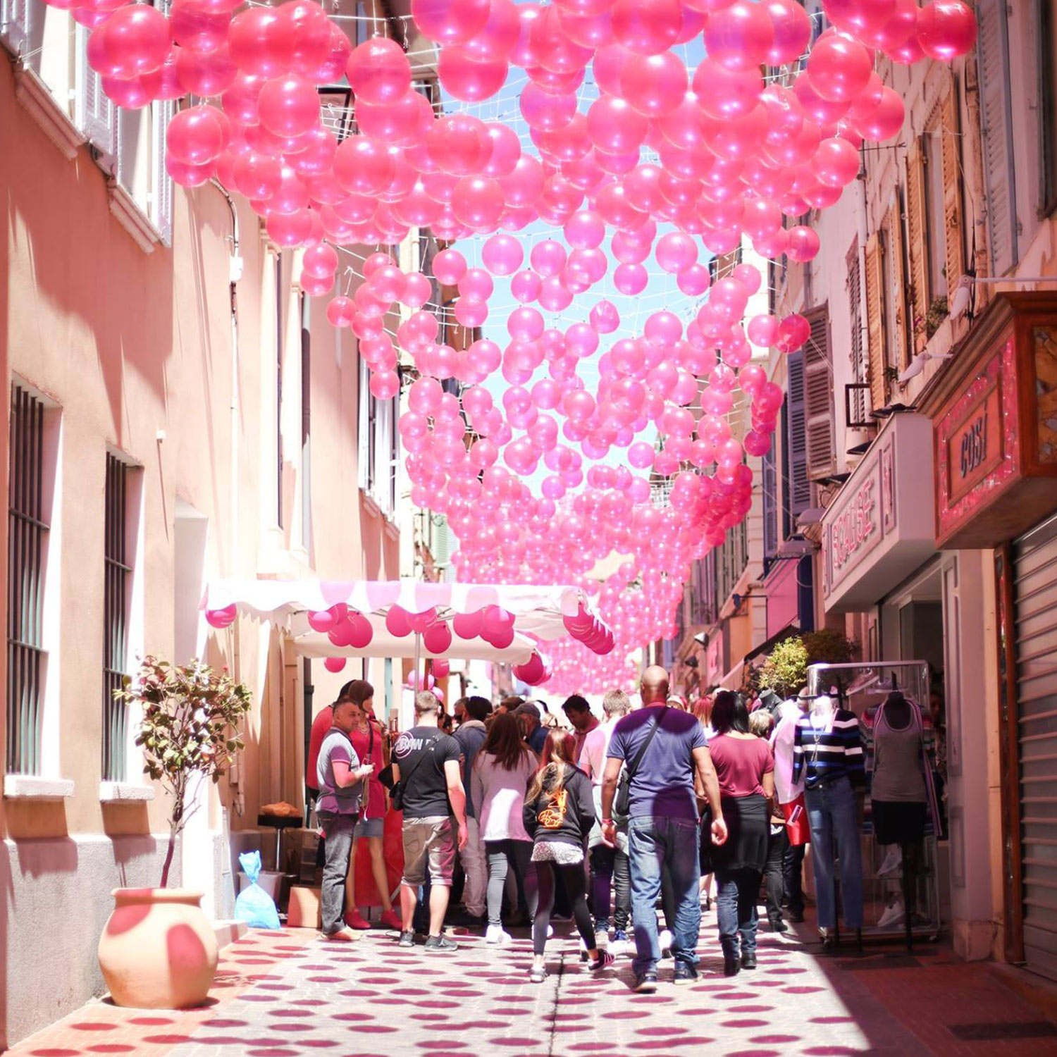 Rue décorée du Festival International Just'Rosé avec des créations graphiques et logos réalisés par yo design, Yunaima Oyola.