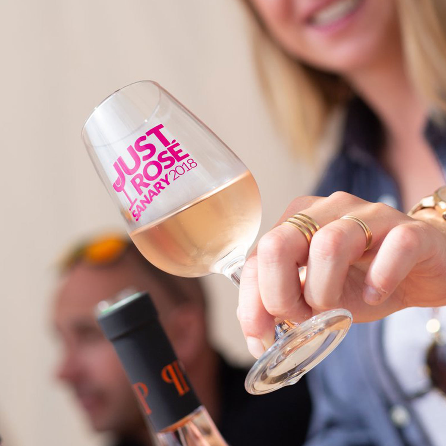 Verre de vin rosé du Festival International Just'Rosé avec des créations graphiques et logos réalisés par yo design, Yunaima Oyola.