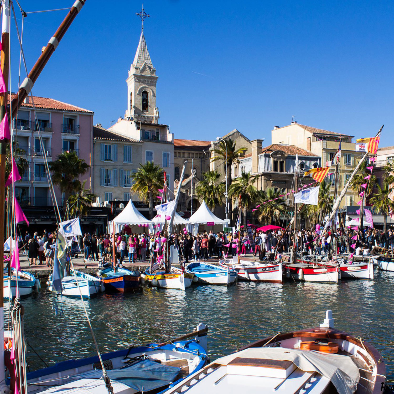 Festival International Just'Rosé à Sanary-sur-Mer, avec des créations graphiques et logos réalisés par yo design, Yunaima Oyola.