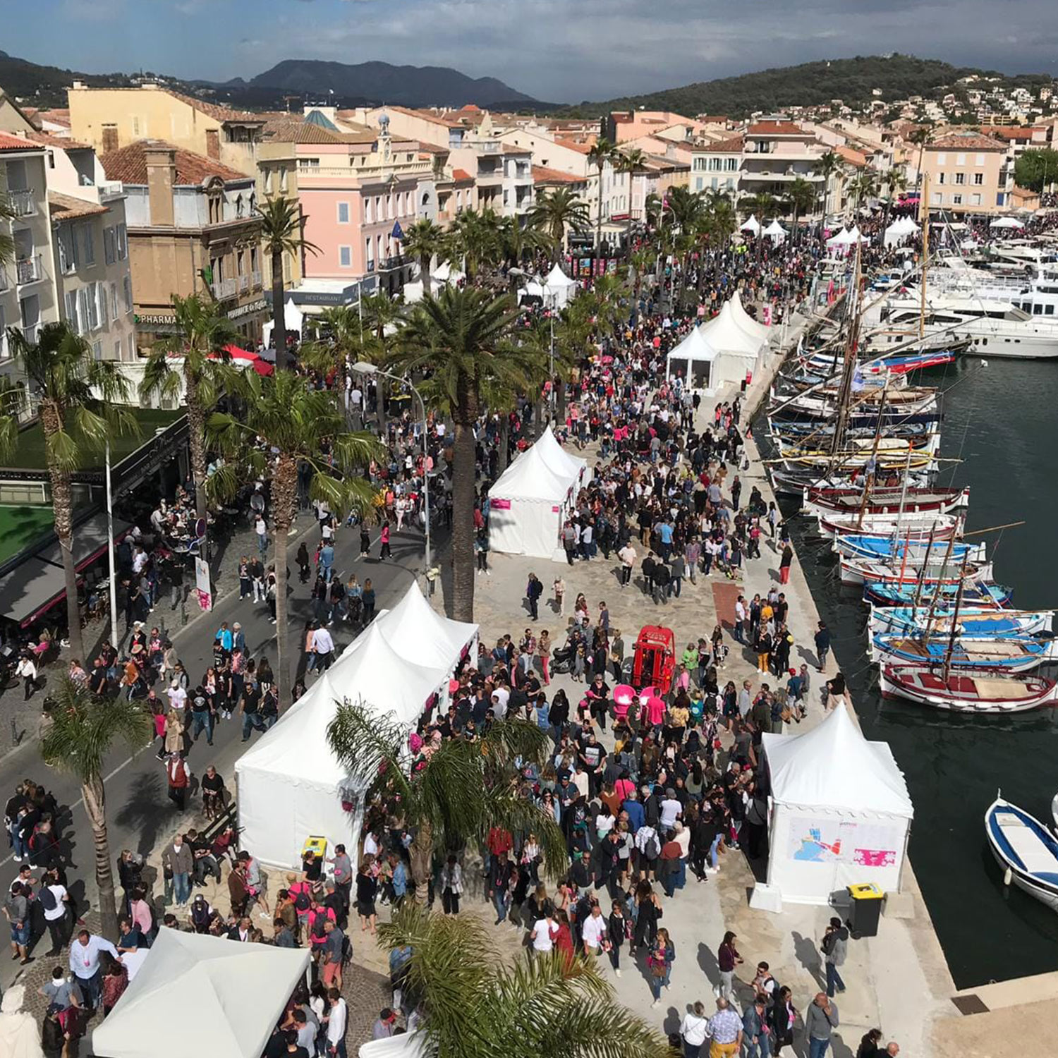 Festival International Just'Rosé à Sanary-sur-Mer, avec des créations graphiques et logos réalisés par yo design, Yunaima Oyola.