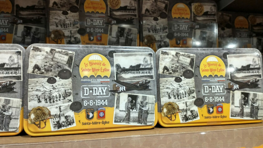 Boite à biscuits métallique conçue pour le 80eme anniversaire du débarquement dday wwii, avec un assortiment des produits gourmands élaborés par la biscuiterie artisanale de Sainte-Mère-Église, packagings créés par Yunaima Oyola, Yo design à Cherbourg-en-Cotentin.