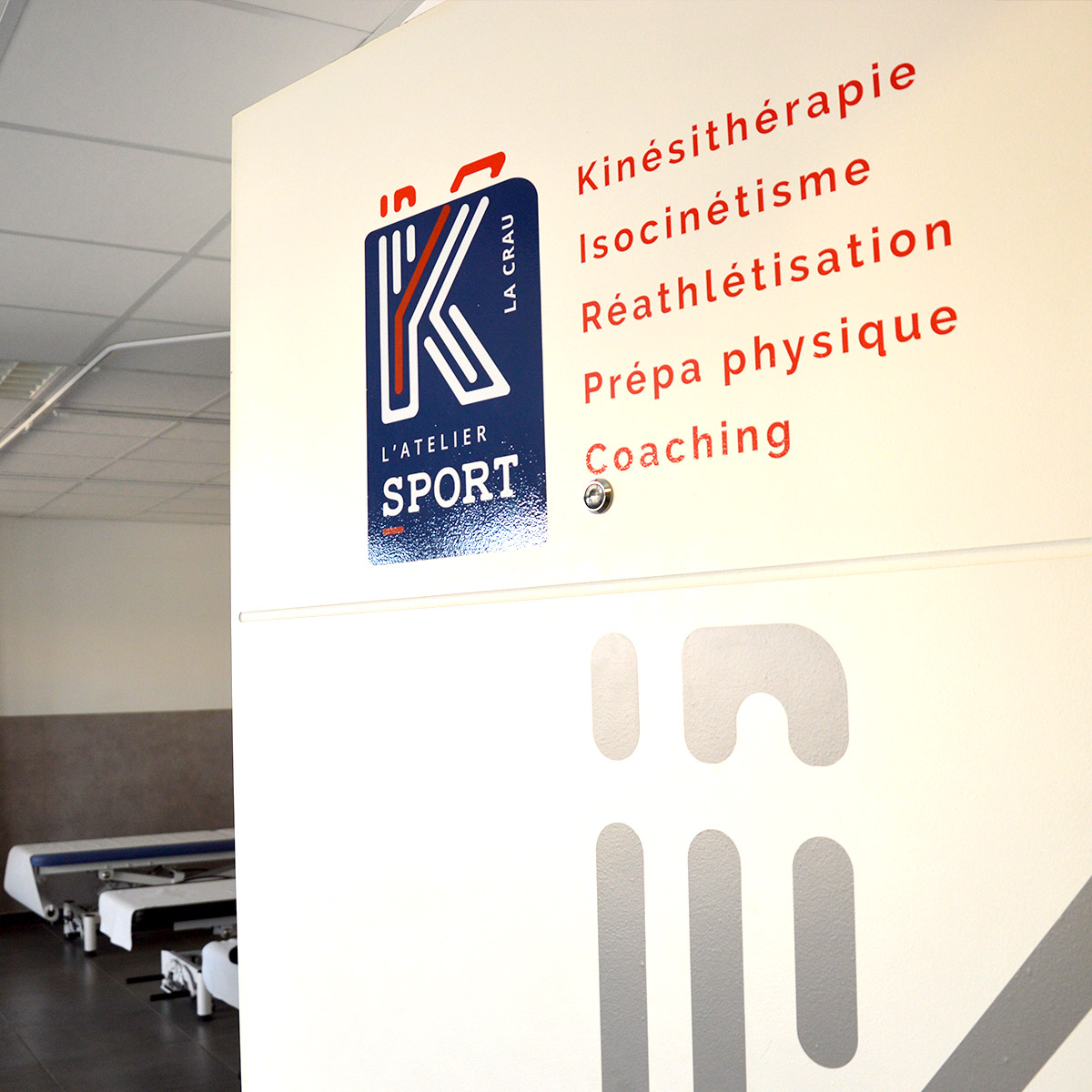 Flocage porte contenant le logo bleu et orange aux formes arrondies et modernes pour K Santé Sport, cabinet de kinésithérapie situé à La Crau dans le Var, créé par Yunaima Oyola, Yo Design, graphiste et web-designer basée à Cherbourg-en-Cotentin