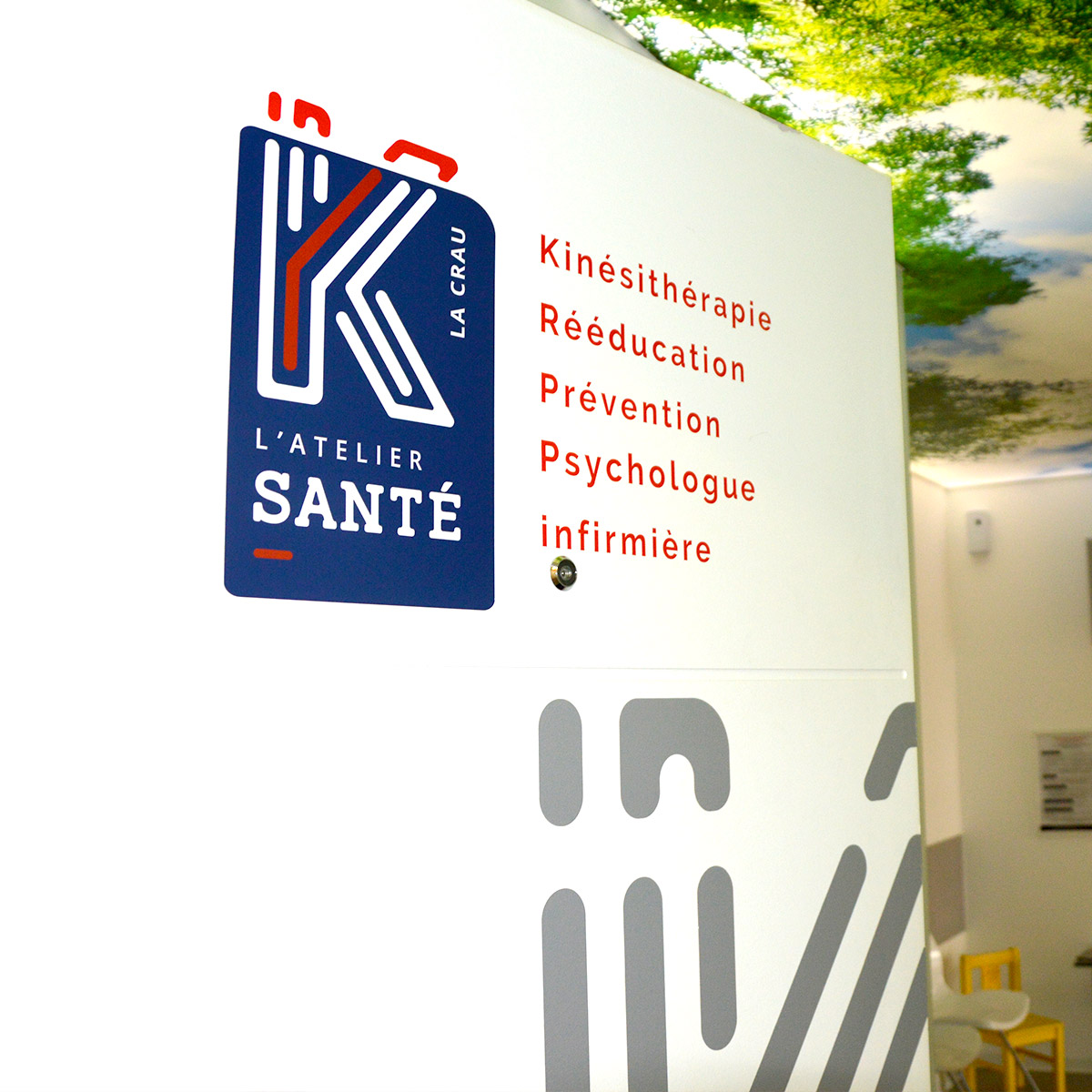 Flocage porte contenant le logo bleu et orange aux formes arrondies et modernes pour K Santé Sport, cabinet de kinésithérapie situé à La Crau dans le Var, créé par Yunaima Oyola, Yo Design, graphiste et web-designer basée à Cherbourg-en-Cotentin